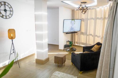 Televiisor ja/või meelelahutuskeskus majutusasutuses Giani Lodge