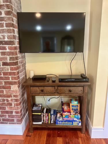 Μια τηλεόραση ή/και κέντρο ψυχαγωγίας στο Newly Renovated 3BR Hudson Valley House