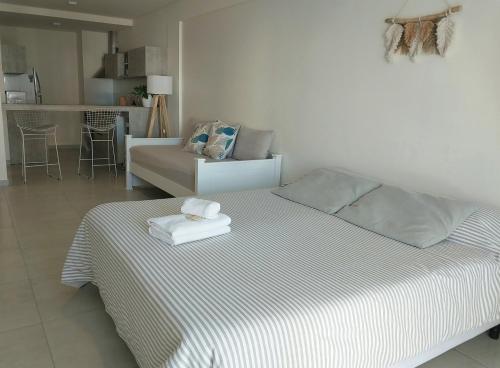 En eller flere senge i et værelse på mstudio I Monoambiente VIRA