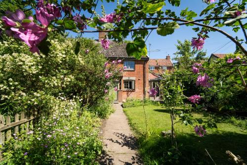En have udenfor Character cottage next to idyllic country walks