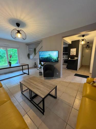 un salon avec un canapé et une table dans l'établissement Au dessus des près, à Lye