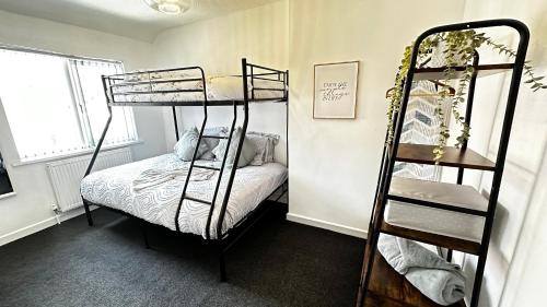 Ένα ή περισσότερα κρεβάτια σε δωμάτιο στο Cosy 3 bed Home near NEC & BHX