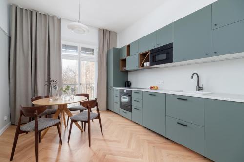 2 - bedroom Apartment with balcony - Rejtana 10