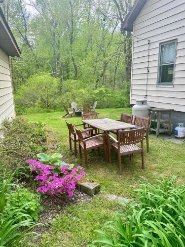 Κήπος έξω από το Newly Renovated 3BR Hudson Valley House