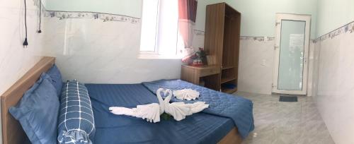 a bedroom with a bed with two swans on it at SEA HOME HOMESTAY in Ấp Bình Hưng