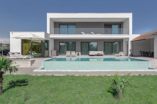 Bazén v ubytování Villa mit großem Infinity-Pool - Ladesäule gratis nebo v jeho okolí