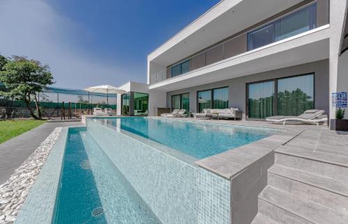 Bazén v ubytování Villa mit großem Infinity-Pool - Ladesäule gratis nebo v jeho okolí