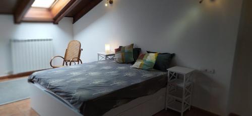 a bedroom with a bed with a table and a chair at Precioso duplex en Moncalvillo Green Golf in Sojuela