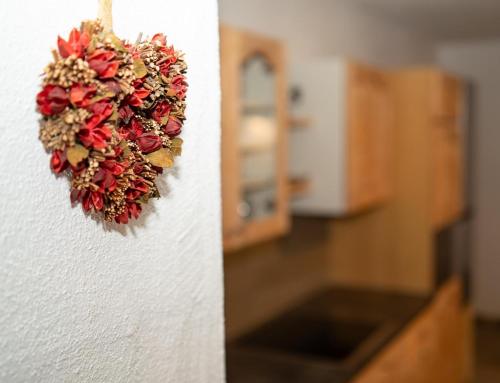 a wreath is hanging on a wall in a classroom at RANGERSDORFER HÜTTE in Witschdorf