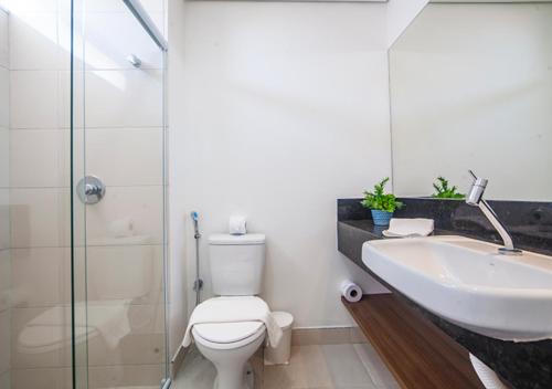 une salle de bain avec toilettes, lavabo et douche dans l'établissement Loft na praia em Resort 5 estrelas, à Trairi