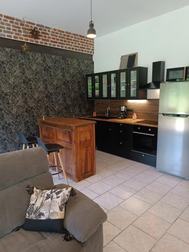 Il comprend une cuisine équipée d'un canapé et d'un réfrigérateur. dans l'établissement domaine des étangs du bois de l'abbaye, à Rejet-de-Beaulieu