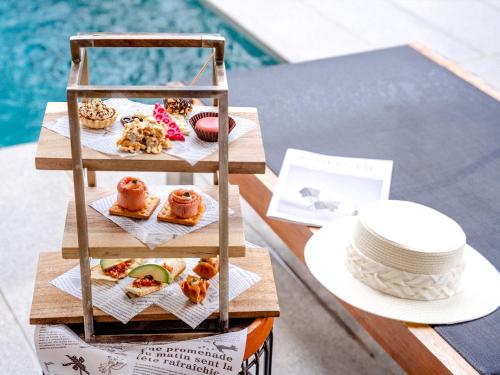 Makanan di atau berdekatan resort