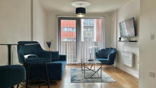 a living room with two chairs and a table at City Centre 1 Bedroom Cozy Apt - With Balcony in Birmingham