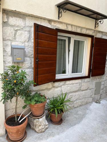 Το κτήριο όπου στεγάζεται  το διαμέρισμα