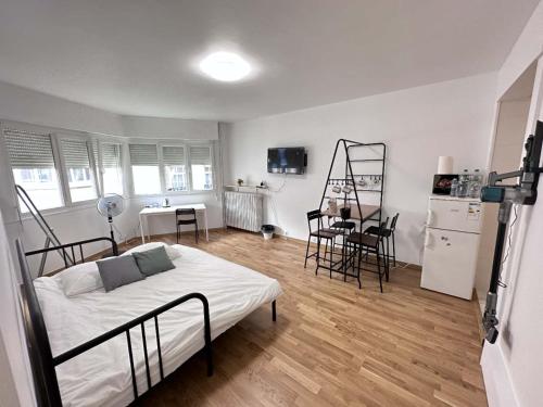 Il comprend une chambre avec un lit et une cuisine avec des chaises. dans l'établissement Mystery Base, à Paris