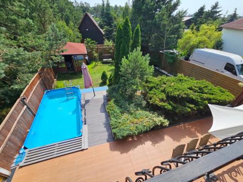 Leśne Apartamenty في هيل: اطلالة علوية على مسبح على منزل