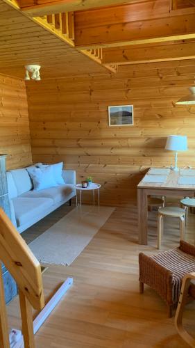 a living room with a couch and a table at Yllästölli 2 D, Äkäslompolo in Kolari