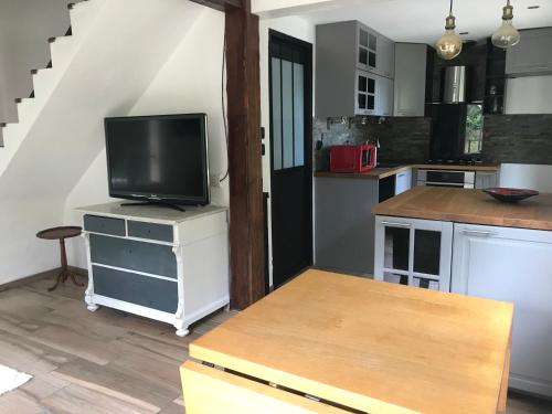 eine Küche mit einem TV auf dem Tisch in der Unterkunft HAVRE DE PAIX si près de PARIS et JO 2024 in Férolles-Attilly