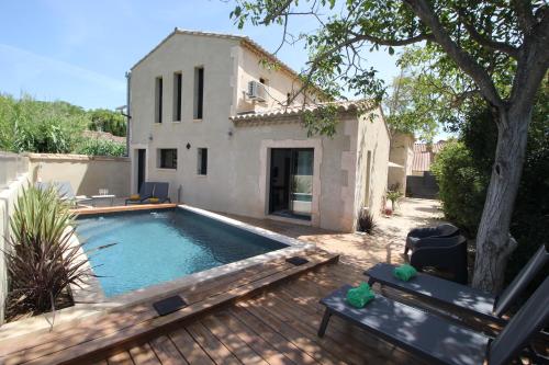 a swimming pool in front of a house at Villa Betty -piscine chauffée- in Paradou