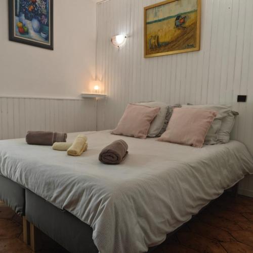 un grand lit blanc avec deux oreillers dessus dans l'établissement Charmant T2 à cassis, à Cassis