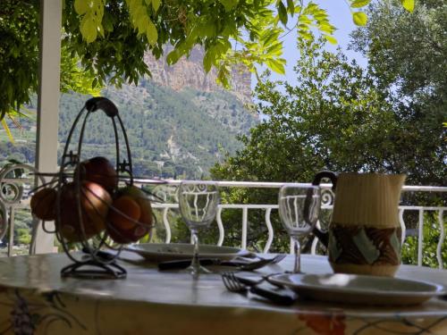 - une table avec des assiettes et des verres à vin dans l'établissement Charmant T2 à cassis, à Cassis