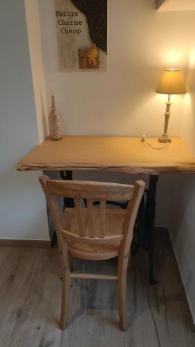 a wooden desk with a lamp and a chair at Cap sur le Guillec in Sibiril