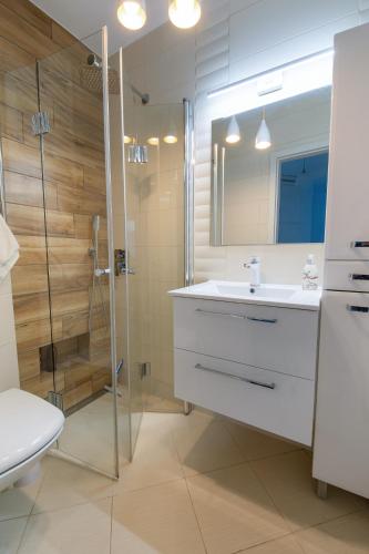 a bathroom with a sink and a shower and a toilet at Espresso - małe i mocne in Zielona Góra