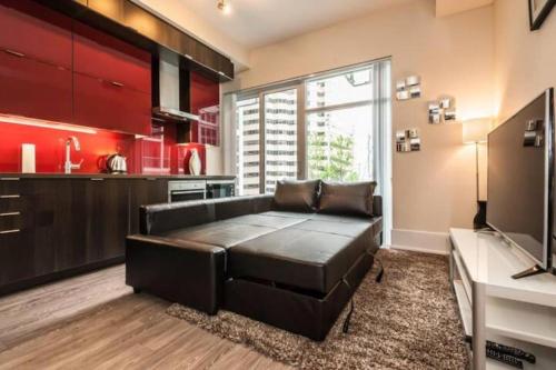 Η κουζίνα ή μικρή κουζίνα στο Skyline Suites - Walk to MTCC, ACC, Rogers Centre & Entertainment District