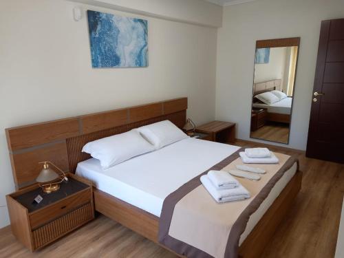 ein Schlafzimmer mit einem Bett, auf dem zwei Handtücher liegen in der Unterkunft Aigaiou House 2 in Thessaloniki