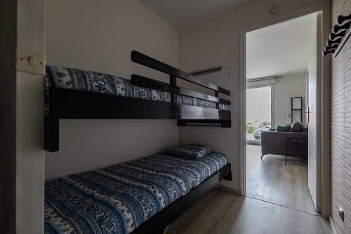 - une chambre avec 2 lits superposés et un couloir dans l'établissement studio Calypso, à Berck-sur-Mer