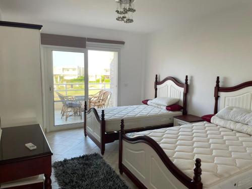 Postel nebo postele na pokoji v ubytování Twin House in Amwaj Sidi Abdel-Rahman - Beach & Pool Passes Included!
