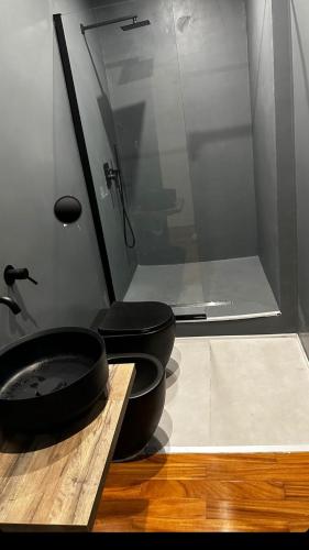 a bathroom with two black toilets and a shower at Suite Fiore in Bari