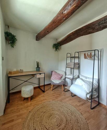 une chambre avec un lit, un bureau et une table dans l'établissement T2 chaleureux au coeur d'un village pittoresque, à Solliès-Ville