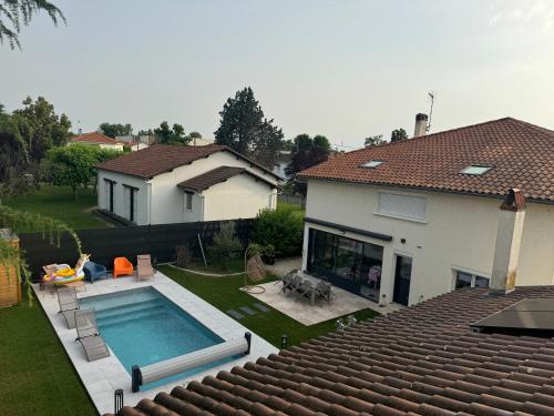 une cour arrière avec une piscine et une maison dans l'établissement Villa d’Isaure, à Bergerac