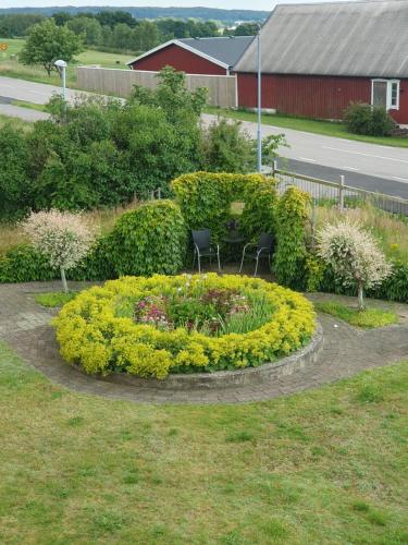 a circular garden with chairs and flowers in the middle at Gamla macken Utsikten in Hjärnarp