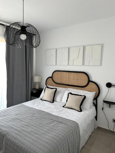 ein Schlafzimmer mit einem großen Bett mit zwei Kissen in der Unterkunft Zahara pueblo boutique I in Zahara de los Atunes