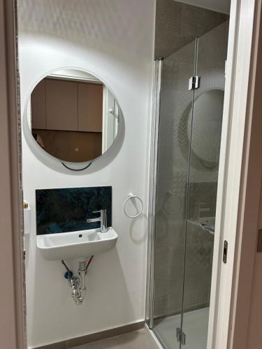 ein Badezimmer mit Waschbecken und Spiegel in der Unterkunft Zahara pueblo boutique I in Zahara de los Atunes