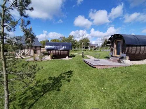 Afbeelding uit fotogalerij van Tonneaux normands insolites in Le Mesnil-Germain