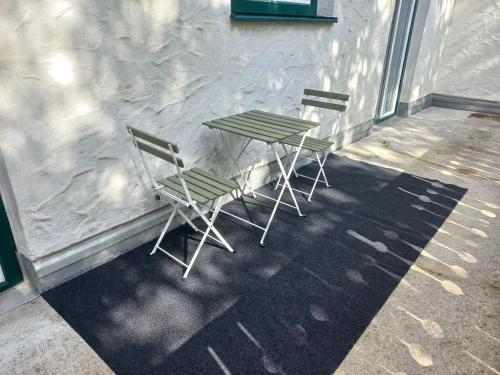 two chairs and a table on a patio at Ferienwohnung Detox in Payerbach
