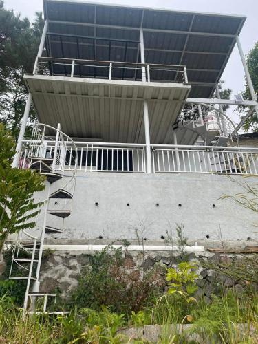 Balkoni atau teres di Divine Nature Cuyambay Tanay