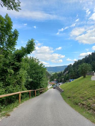 a road with a fence on the side at Ferienwohnung Detox in Payerbach