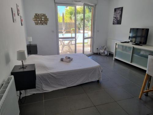 une chambre avec un lit et une télévision dans l'établissement Appartement avec terrasse, à Montpellier