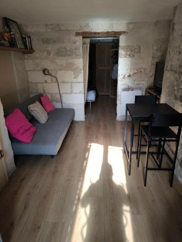 un salon avec un canapé et une table dans l'établissement Cosy studio, à Avignon