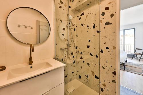 une salle de bain avec une douche, un lavabo et un miroir dans l'établissement T4 exceptionnel vue sur mer à 5 min à pied du métro, à Marseille