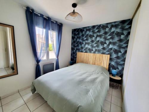 une petite chambre avec un lit et une fenêtre dans l'établissement Proche célèbre Phare de Chassiron, à Chassiron