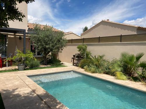une piscine dans la cour d'une maison dans l'établissement Villa les Romarins, à Saint-Didier