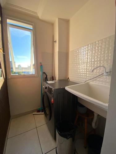a bathroom with a sink and a washing machine at Apto no Centro próximo a UFN - Garagem in Santa Maria