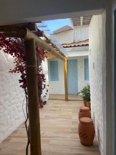 a walkway with plants on the side of a building at Vila DuJu in Porto De Galinhas