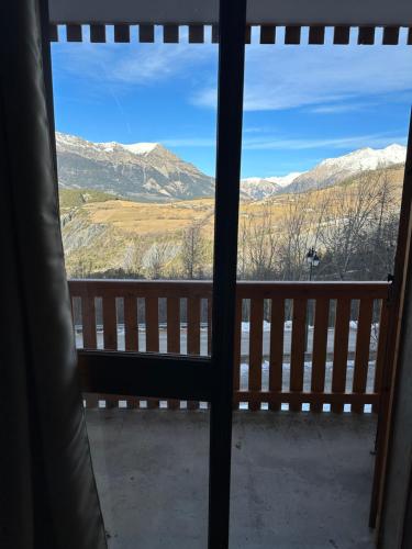 Elle offre une vue sur les montagnes depuis sa fenêtre. dans l'établissement Les Marguerites, à Enchastrayes