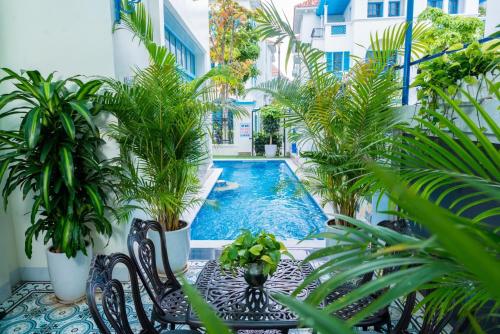 une cour avec une piscine dans un bâtiment orné de plantes dans l'établissement Biệt Thự Gần Biển Bãi Cháy Và Bãi Marina, à Hạ Long